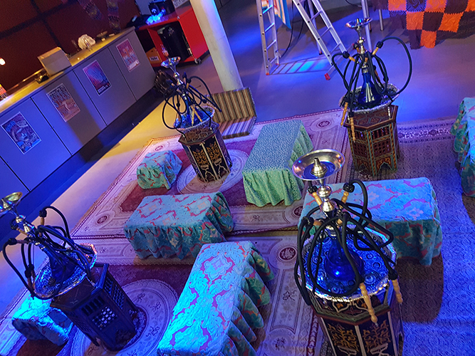 Arabisch feest met waterpijpen tabak begeleider en aankleding